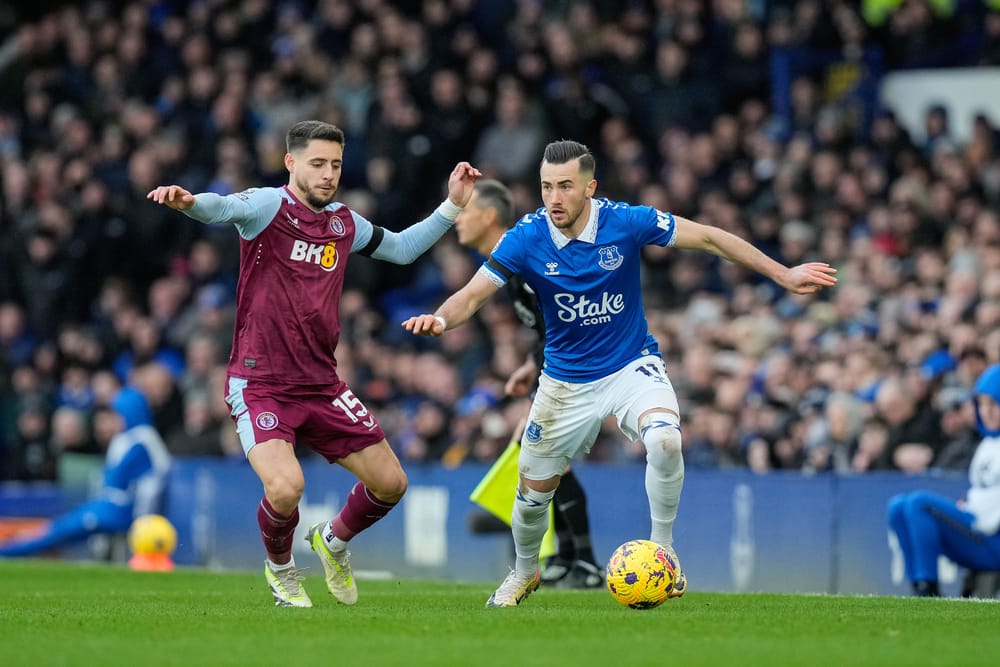 Jack Harrison of Everton holds the ball