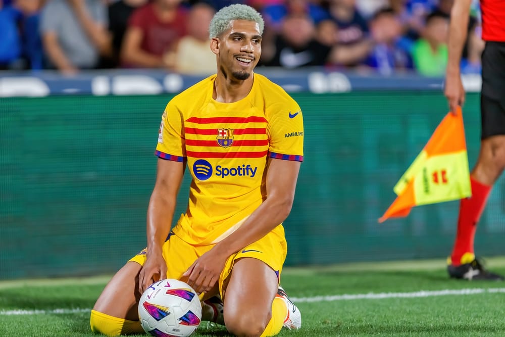 Ronald Araujo with the ball.