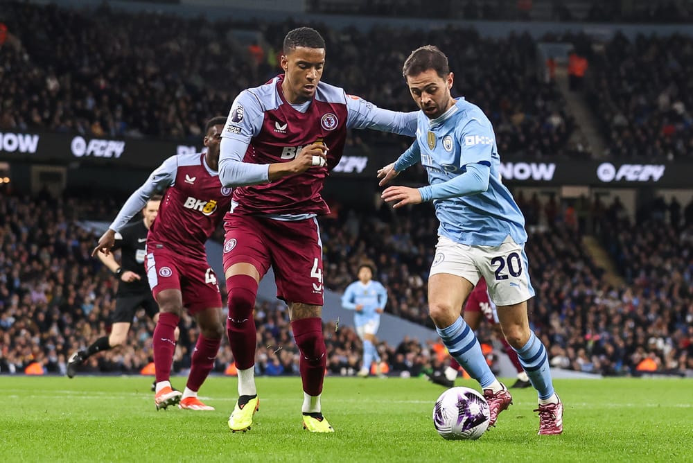 Bernardo Silva of Manchester City makes a break with the ball.