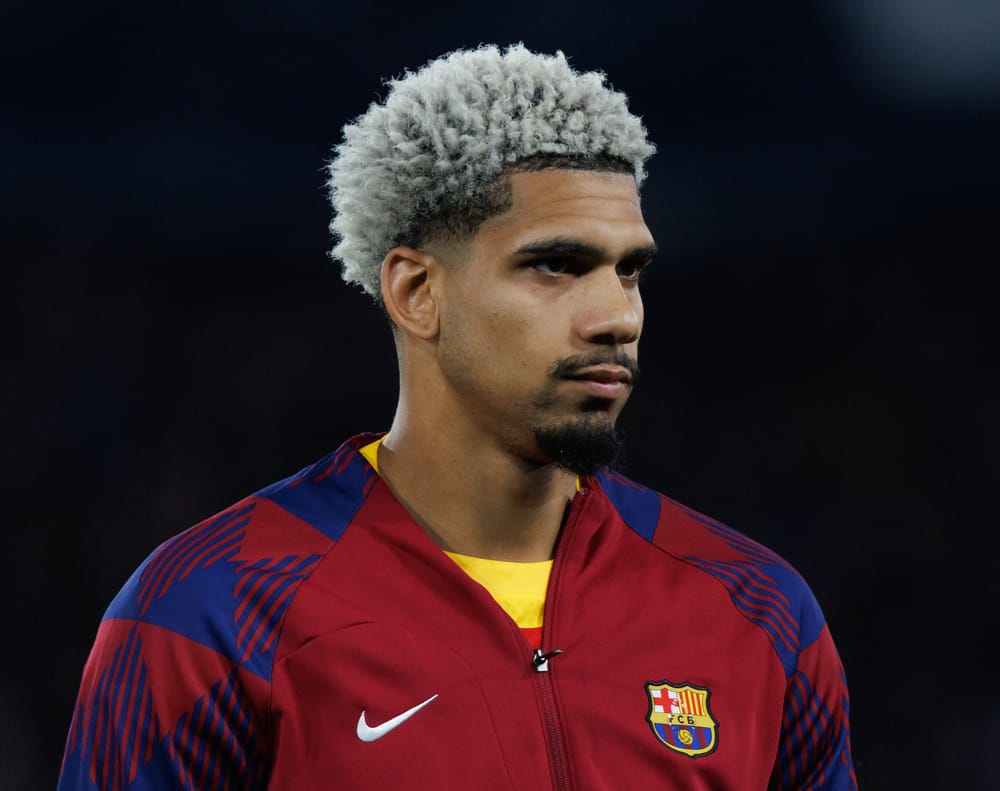 Manchester United Eyes Ronald Araújo for Defensive Boost